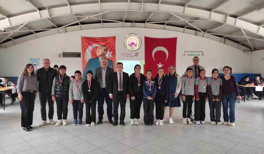 Dereceye giren öğrenciler ödüllerine kavuştu
