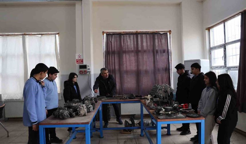 Diyarbakır'da kız ve erkek öğrenciler aldıkları eğitimlerle otomotiv sektörüne giriyor