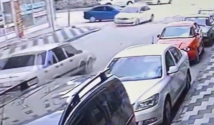 Elazığ'da otomobillerin çarpışma anı kameraya yansıdı