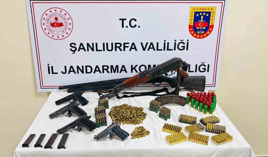 Evden çok sayıda silah, fişek ve mermi çıktı