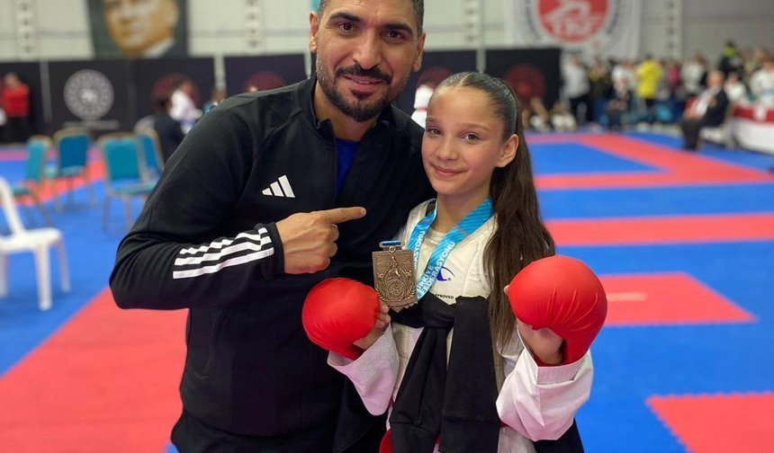 Filmlerden etkilendi, karatede şampiyon oldu