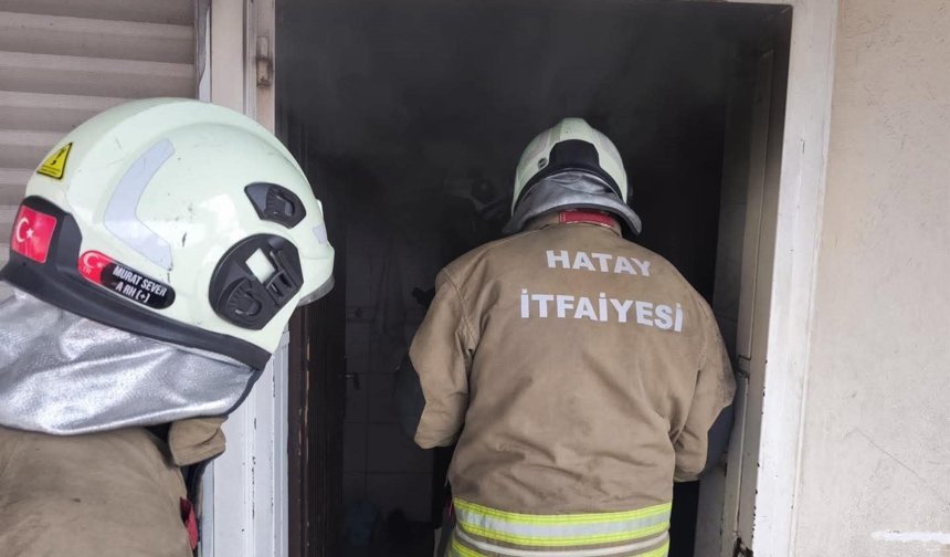 İskenderun'da evin mutfağı alevlere teslim oldu