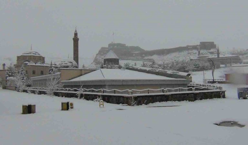 Kars'ta yer gök beyaz: Kar kalınlığı 30 santimi aştı