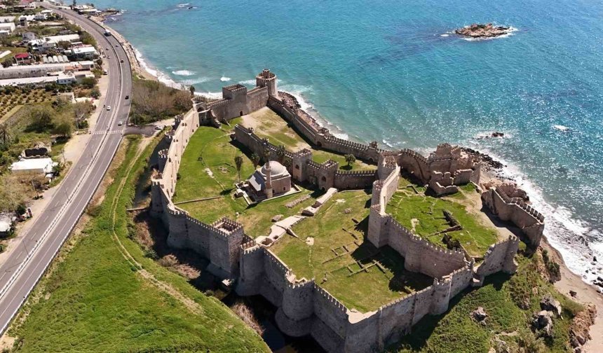Mamure Kalesi camisinde 700 yıldır ibadet sürüyor