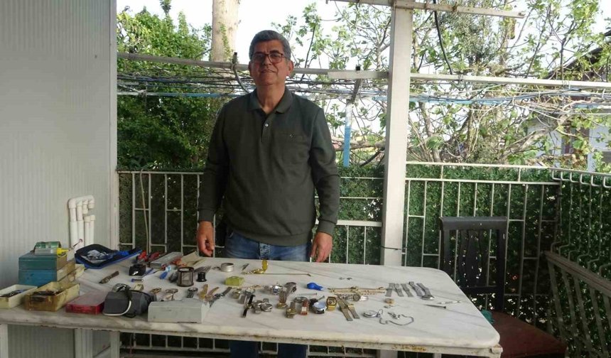 Merakla başlayıp 35 sene yaptığı mesleği teknolojiye yenik düşen saatçi, 12 yıldır evinde mesleğini yaşatıyor