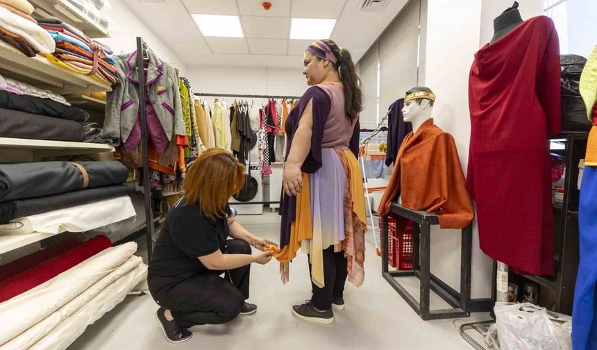 Mersin Büyükşehir Belediyesi Şehir Tiyatrosunda kostümler usta ellerde hazırlanıyor