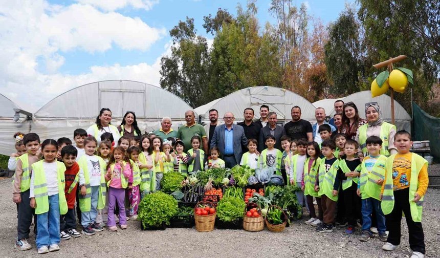 Mersin'de çocuk serasında minikler yetiştirdikleri sebzeleri hasat etti