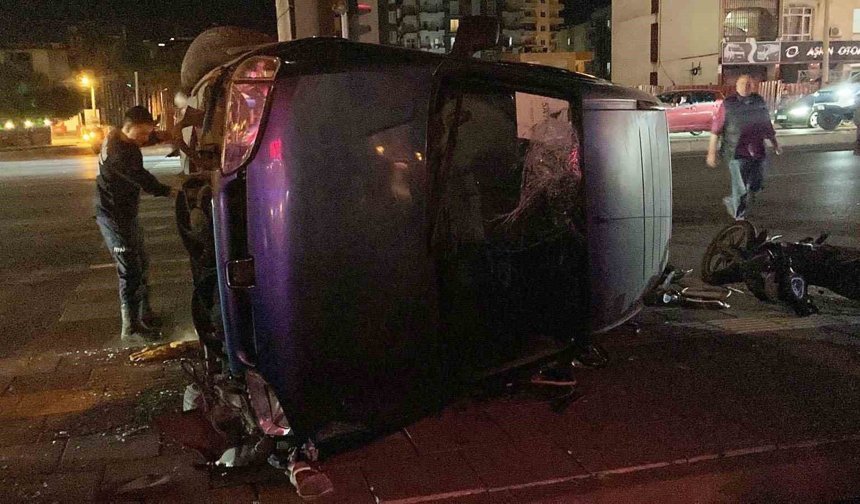 Mersin'de motosikletle çarpışan hafif ticari araç devrildi: 3 yaralı