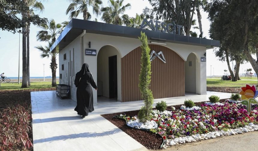 Mersin'de sahil bandına modern mescit