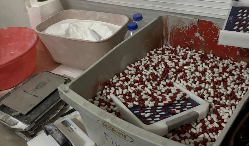 Mersin'de sentetik ecza imalathanesine operasyon: Binlerce hap ele geçirildi, 2 tutuklama