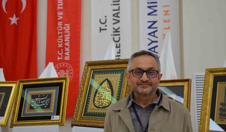 Mesai saatleri haricinde naht sanatını icra ederek, cami ve türbelere hat tabloları yapıyor