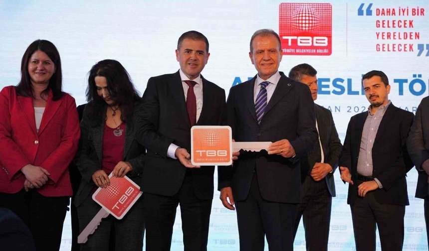 Mezitli Belediyesine ekskavatör desteği