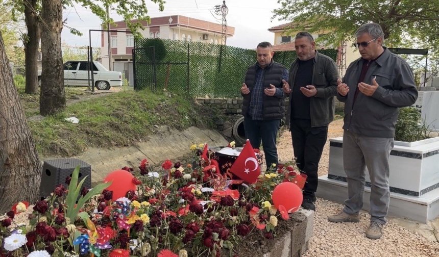 Saldırıda hayatını kaybeden Adnan'ın mezarlarına bırakılan notlar duygulandırdı