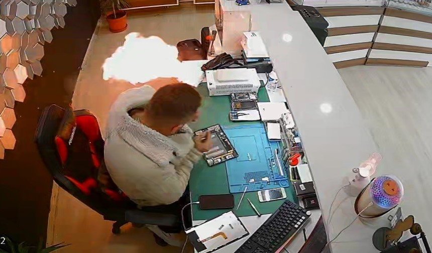 Şişen telefon bataryası bomba gibi patladı