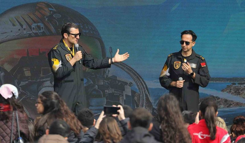 SOLOTÜRK pilotları İstanbul'da vatandaşlarla bir araya geldi