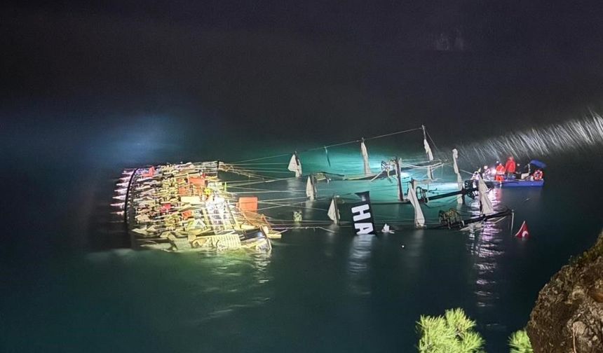 Tur teknesi kayalıklara çarpmıştı, bir kişinin cansız bedenine ulaşıldı