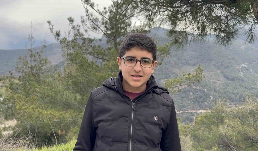 Yıpranan bayrağı fark eden öğrenci, yenisiyle değiştirdi