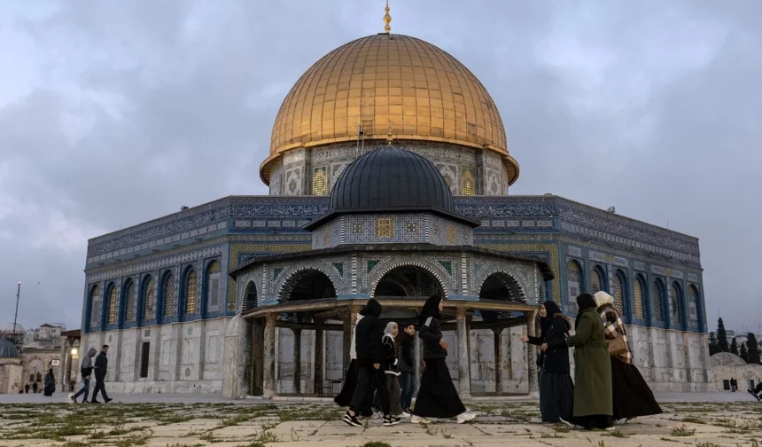 İsrail'in kapattığı Mescid-i Aksa, 41 gün sonra yeniden ibadete açıldı