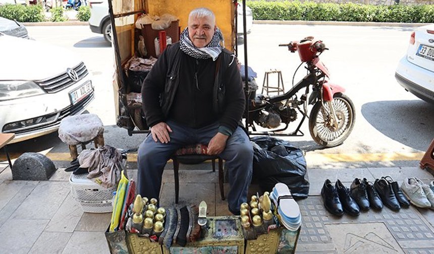Yüzde 79 engeliyle ayakkabı tamirciliği yaparak hayata tutunmaya çalışıyor
