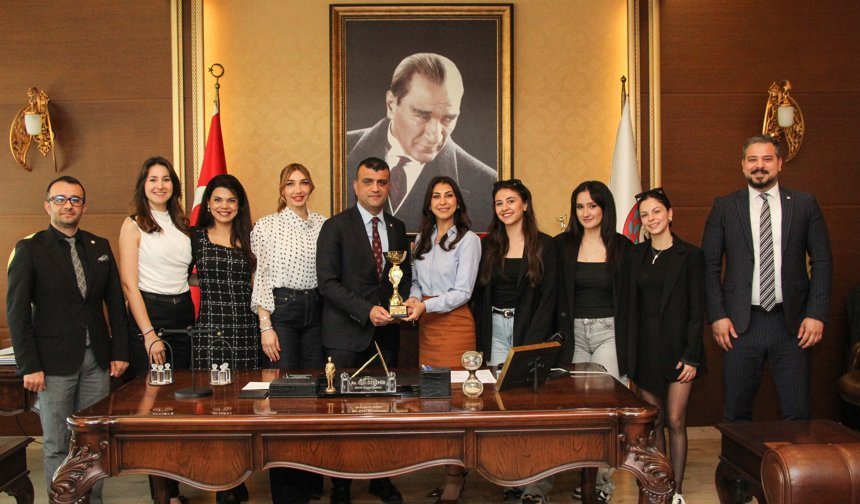 Mersin Barosu Kadın Voleybol Takımı grubunda kupanın sahibi oldu