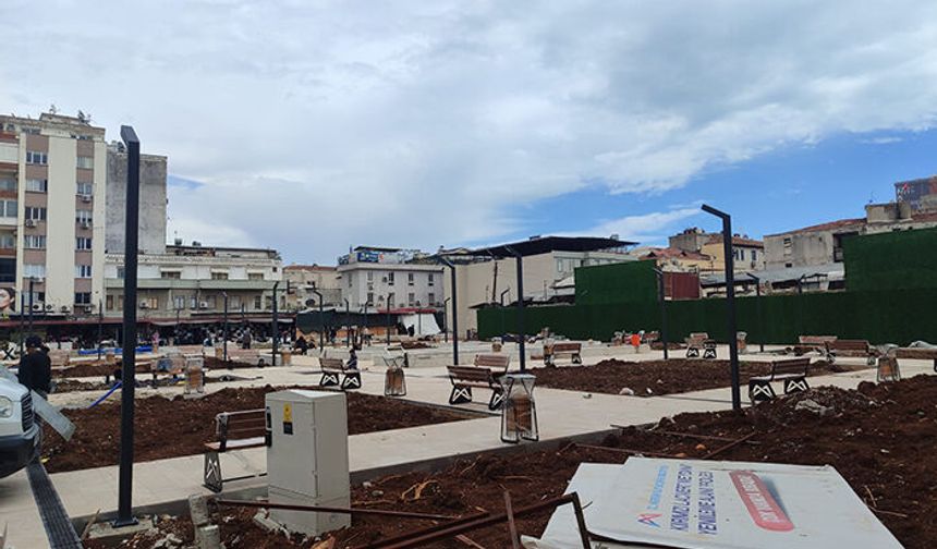 Kırmızı Lacivert Kent Meydanı yapım çalışmaları hızlandı