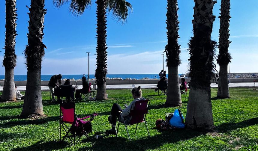 Mersinliler güneşi görünce sahillere akın etti