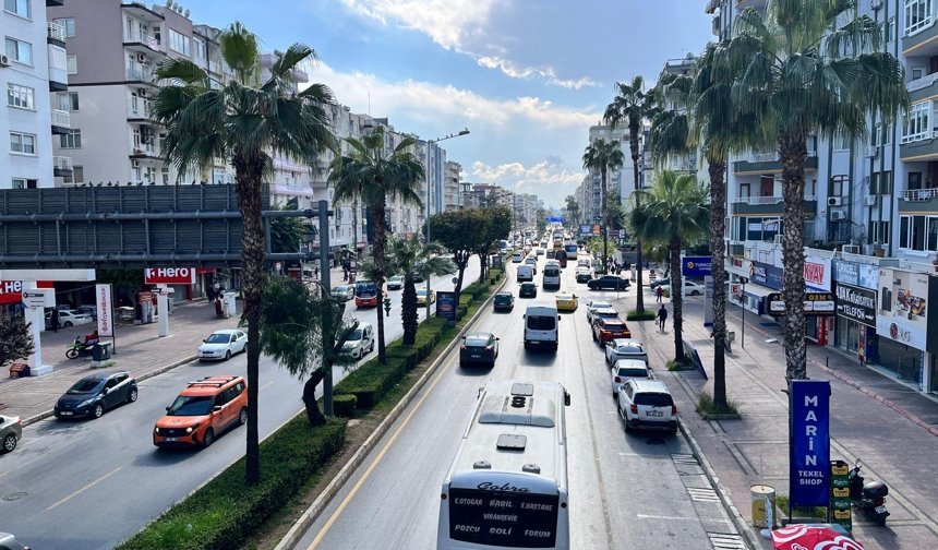 Mersin’de hafta içi yoğunluğunu aratmayan trafik