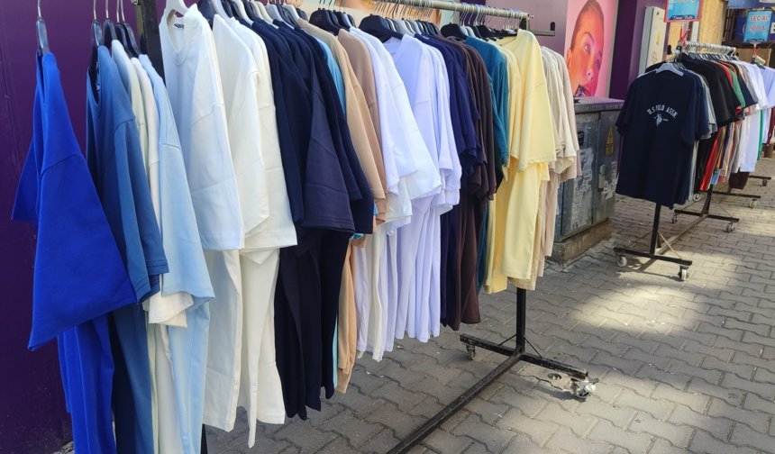 Mersin’de kışlıkların yerini yazlıklar aldı