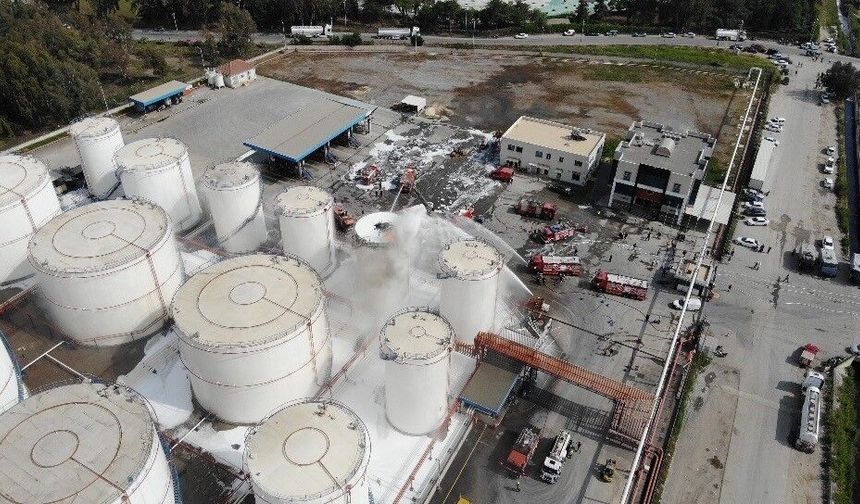 Mersin'de yağ fabrikasındaki yangın böyle görüntülendi