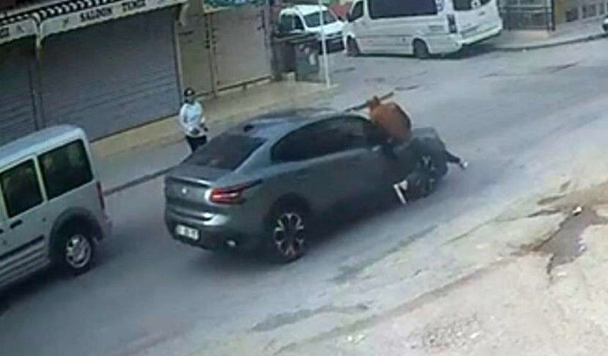 El sallayıp karşıya geçmek isterken otomobil böyle çarptı