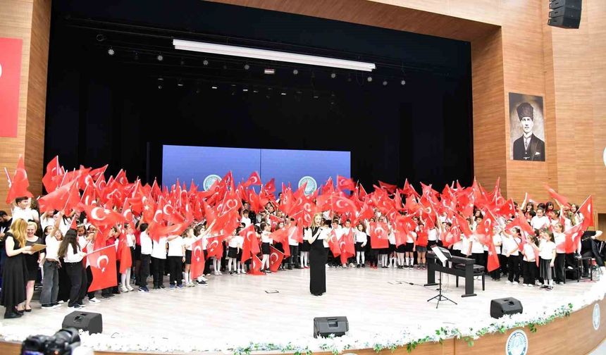 300 çocuktan oluşan korodan muhteşem konser