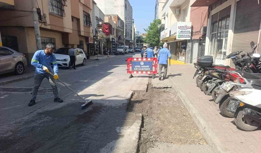 Akdeniz'de yol ve kaldırımlar yenileniyor