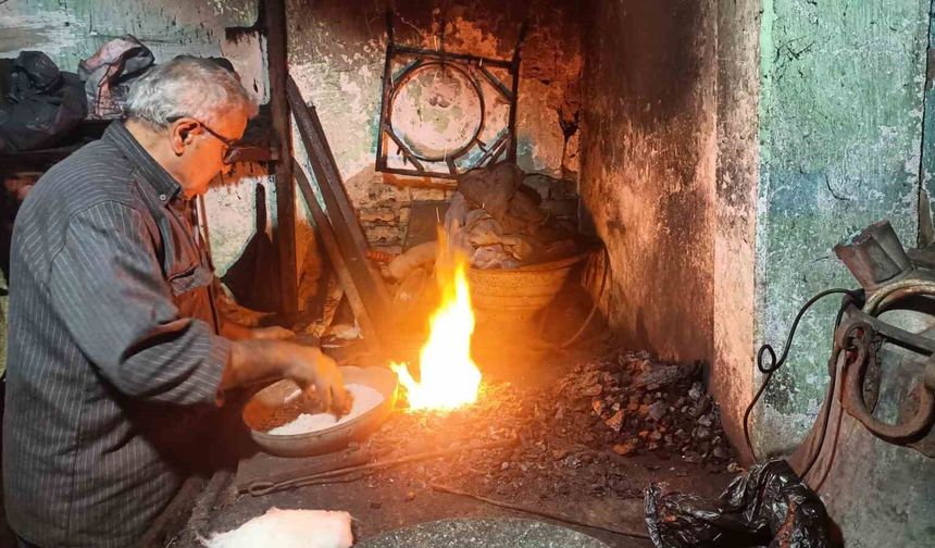 Ateşte tavlanan emek: 45 yıldır kalaycılığı yaşatıyor