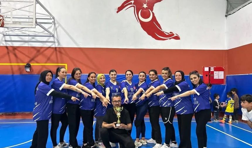 Bozyazı'da 'Evimin Sultanları Anneler Günü Voleybol Turnuvası' tamamlandı