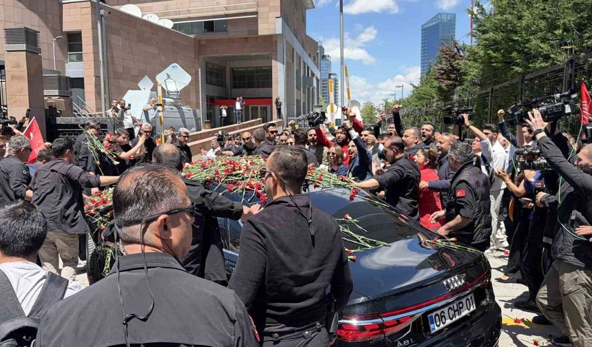 CHP Genel Başkanı Kılıçdaroğlu, Genel Merkez'de çiçeklerle karşılandı