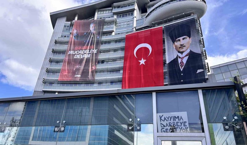 CHP, Genel Merkezi önünde çıkan tartışmada su şişeleri havada uçuştu