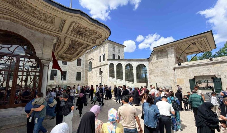 Fâtih Sultan Mehmed Han Türbesi'nde yoğunluk oluştu