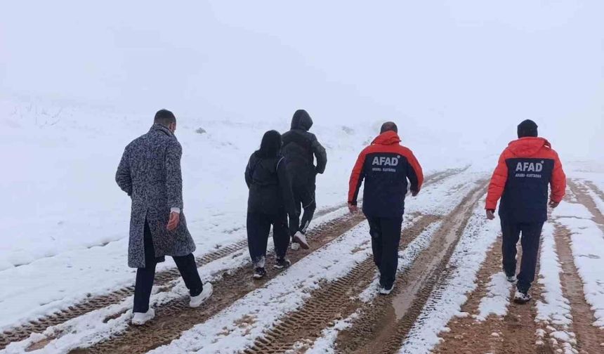 Kar sebebiyle mahsur kalan vatandaşlar ekipleri seferber etti