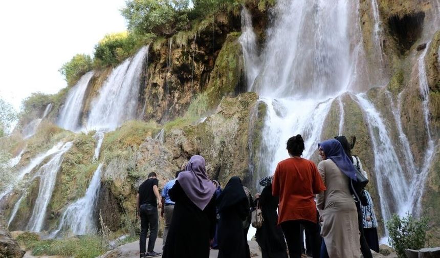 Kar suları Girlevik Şelalesi'ni coşturdu