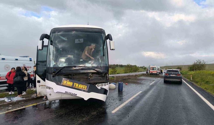 Kontrolden çıkan tur otobüsü refüje çarptı: 16 yaralı