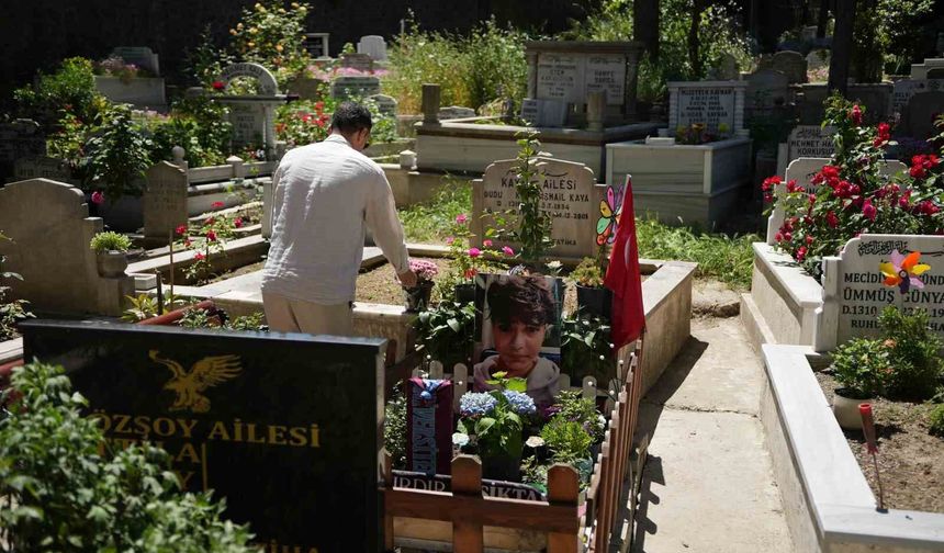 Mattia Ahmet Minguzzi'nin ailesi, bayramın ilk günü çocuklarının mezarını ziyaret etti