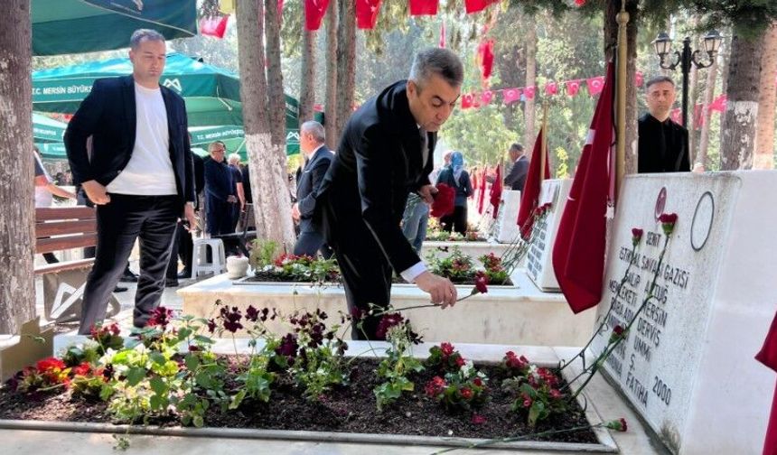 Mersin'de bayramda şehitlik unutulmadı