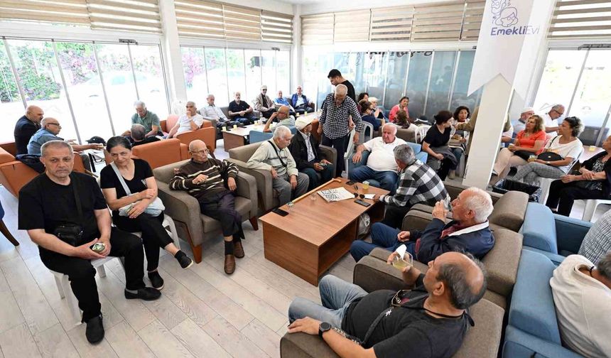 Mersin'de emekliler bayram sevincinde buluştu