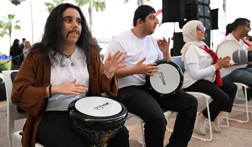 Mersin'de engeller sanat ve müzikle aşıldı