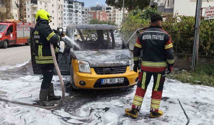 Mersin'de hafif ticari araç alev alev yandı