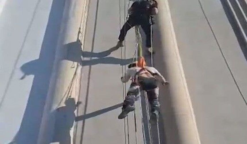 Mersin'de iskele düştü işçiler halatta asılı kaldı