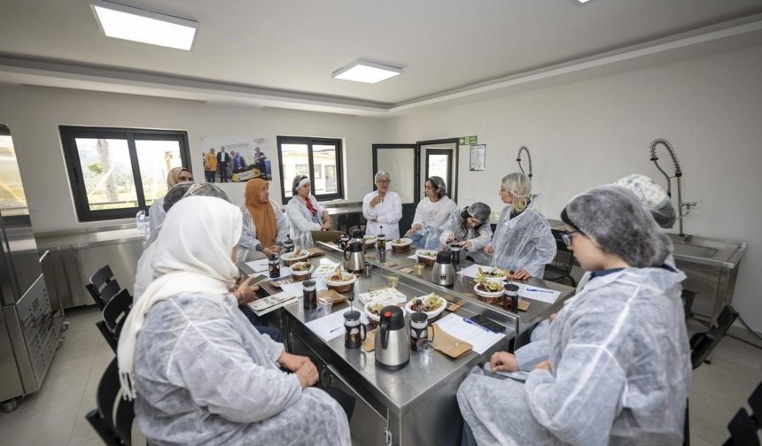 Mersin'de kadın üreticilere bitki çayı eğitimi