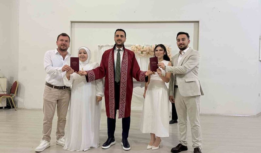 Mersin'de kardeşlerin çifte mutluluğu: Aynı gün evlenip, birbirlerine şahit oldular