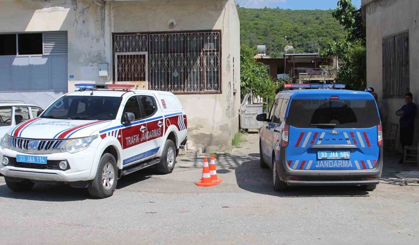 Mersin'de katliam yapan zanlının bulunduğu bölgeye giden yol kapatıldı