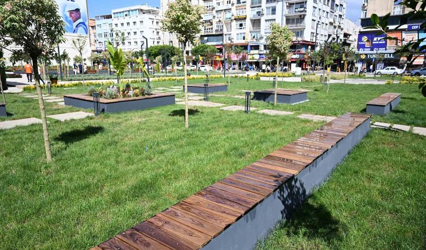 Mersin'de Kırmızı Lacivert Kent Meydanı vatandaşların kullanımına açıldı